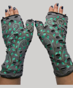 Gloves with leaf embroidery