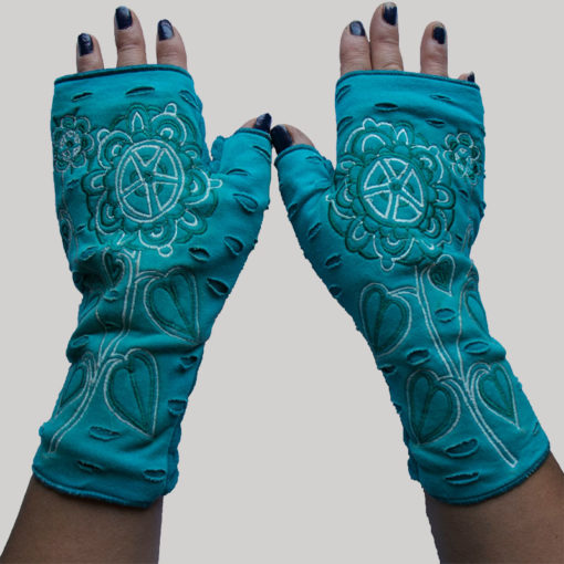 Gloves with flower and heart pattern embroidery